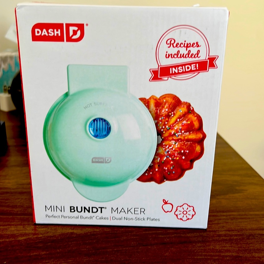 NWT Mini Bundt maker in mint green.
